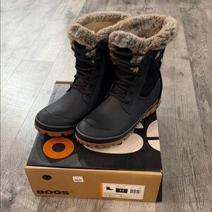 NWT Bogs Women's Black and Brown Winter Boots